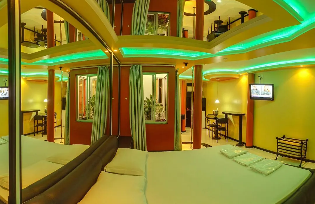 Motel Aquarius (Adults Only)-1