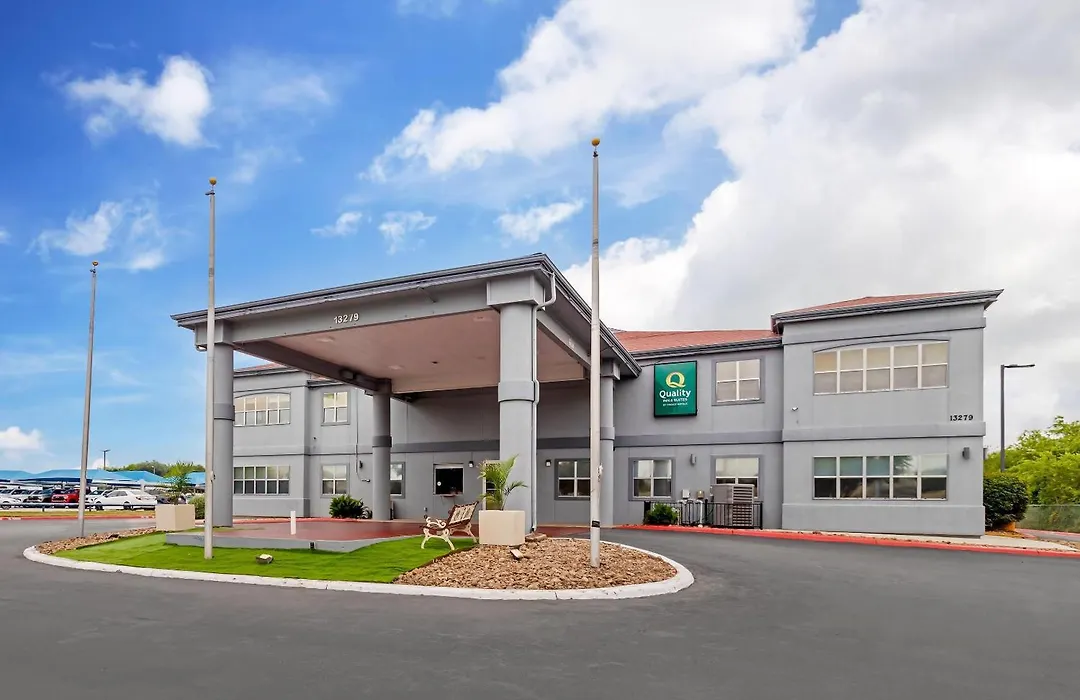 Quality Inn & Suites Near Six Flags And Medical Center-1