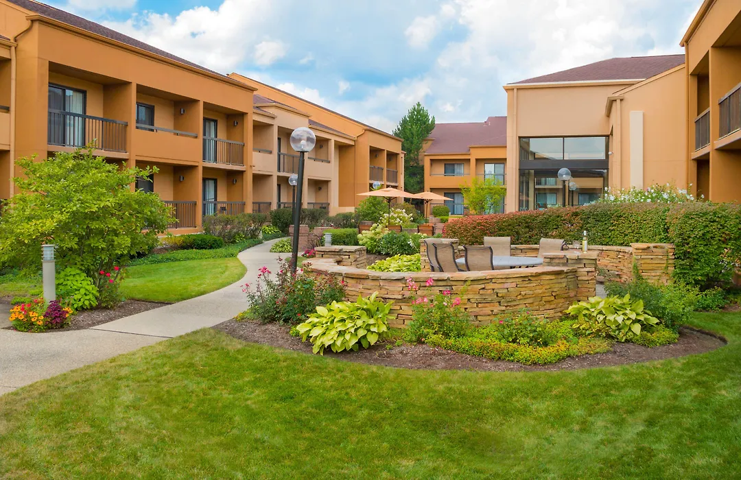 Courtyard Chicago Deerfield-1