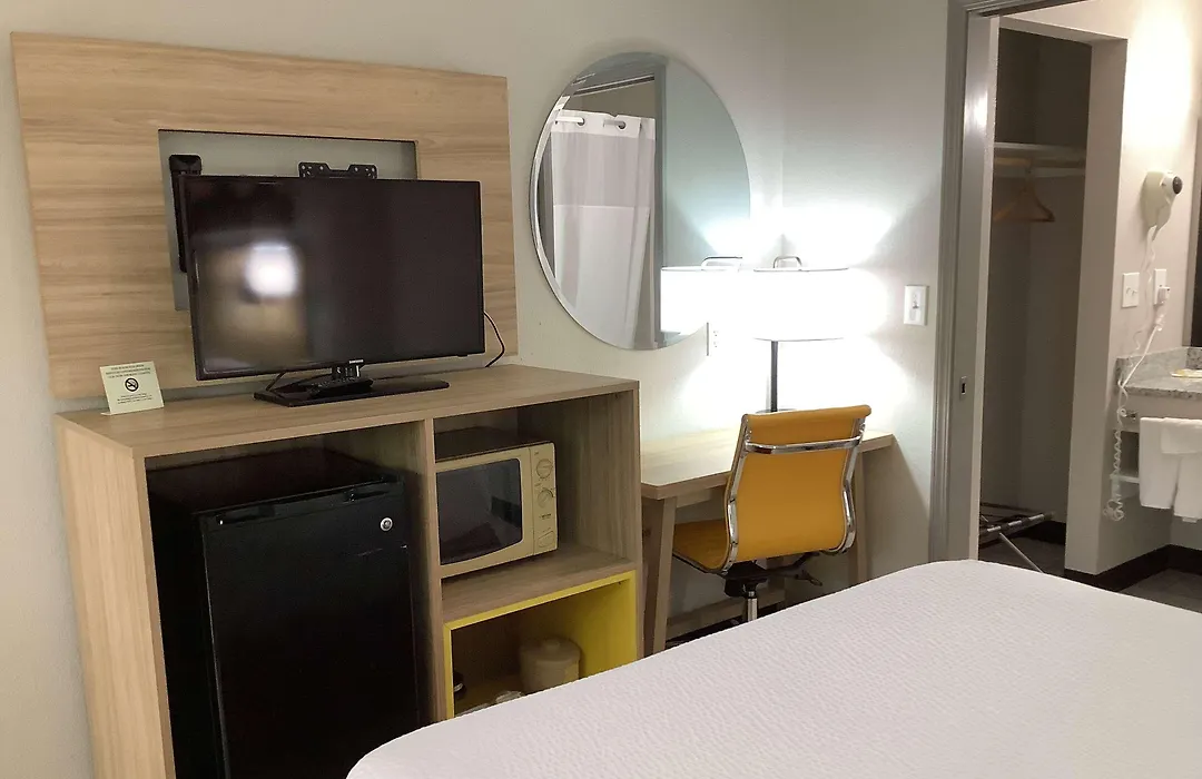 Days Inn By Wyndham Kingdom City-1