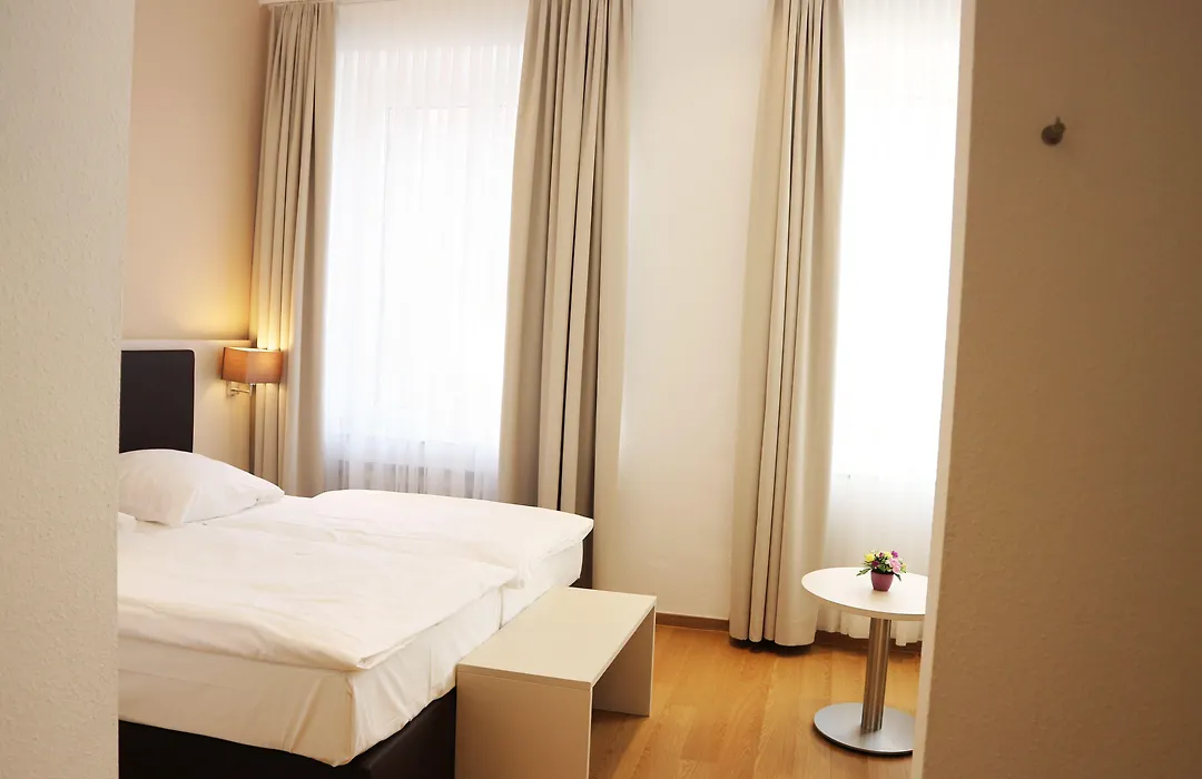 Tante Alma'S Koelner Hotel-1