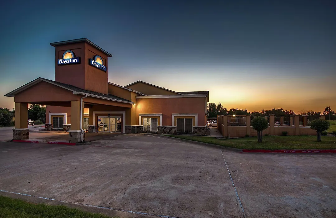 Days Inn By Wyndham Rockdale Texas-1