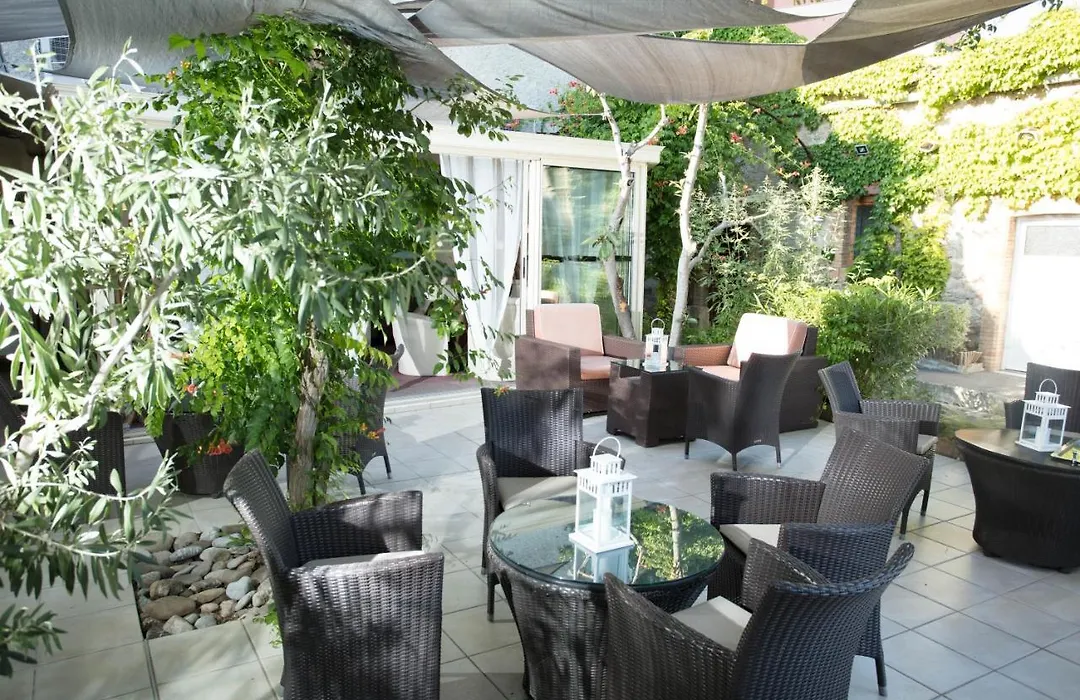 Logis Auberge Côté Jardin-1