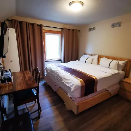 Riverfront Estate Bed&Breakfast Banff-2