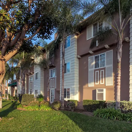 Ramada By Wyndham Costa Mesa/Newport Beach-2
