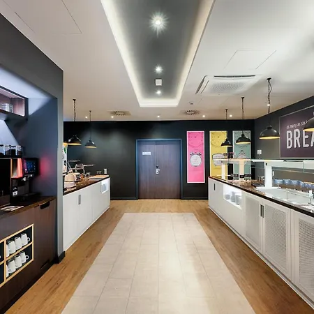 Premier Inn Koeln City Centre-2