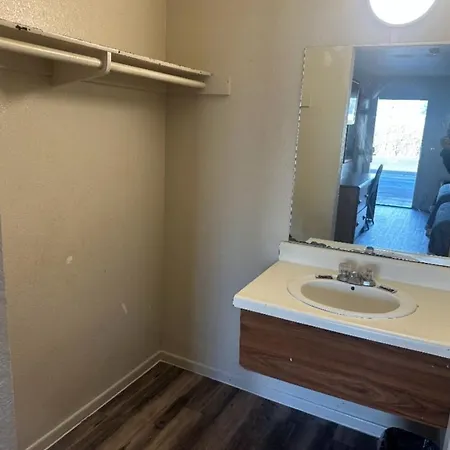 Best Economy Inn & Suites-3