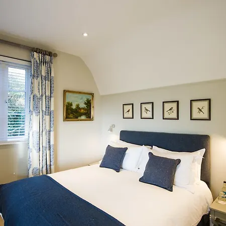 Cowdray Lodge B&B Rooms-2