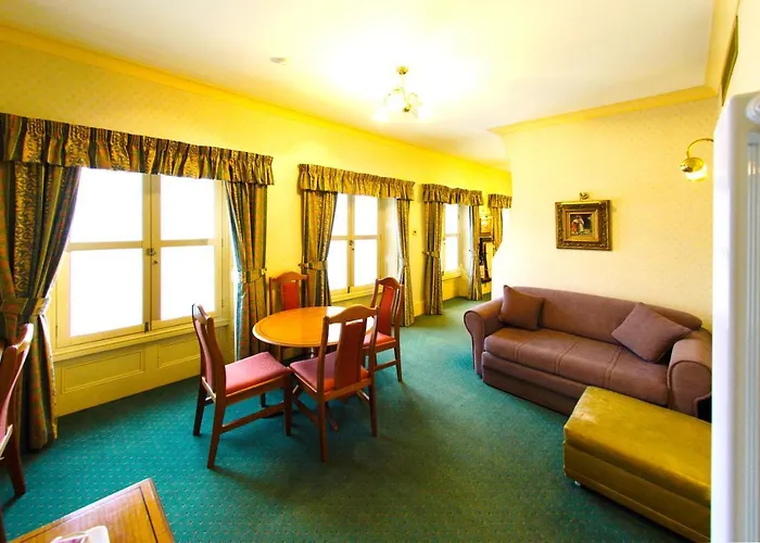 Three Queens Hotel