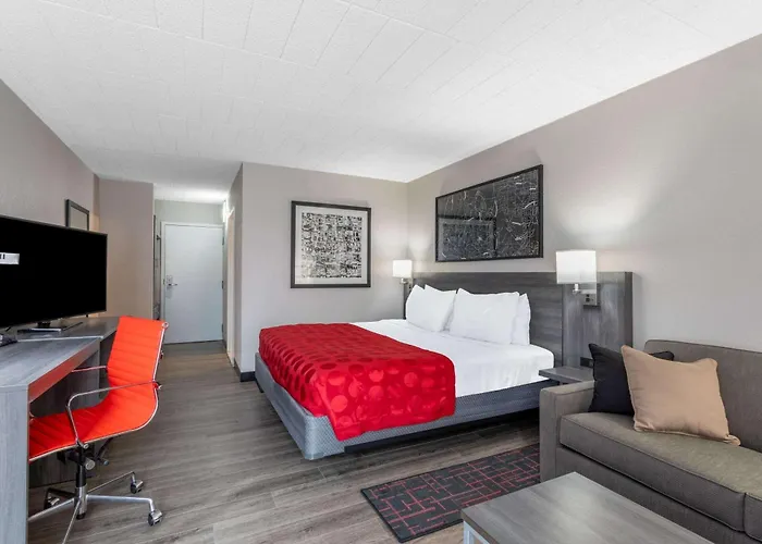 Ramada By Wyndham Hartford North - Bradley Airport