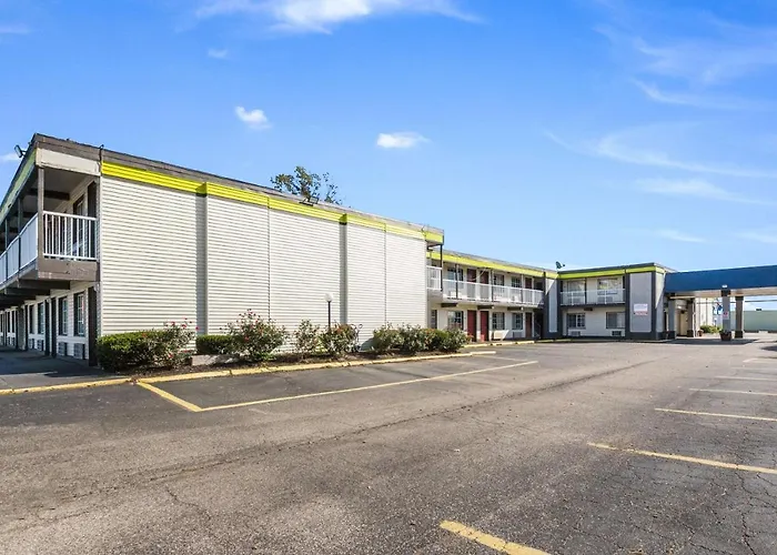 Econo Lodge Inn & Suites