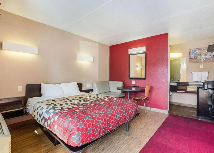 Econo Lodge Inn & Suites