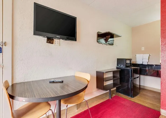 Econo Lodge Inn & Suites