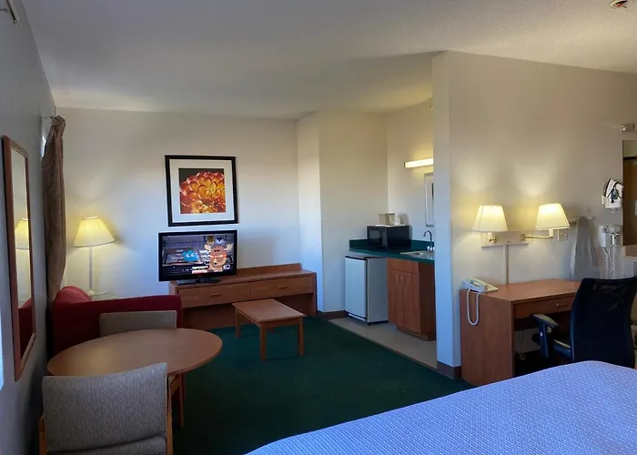 Carlyle Inn & Suites