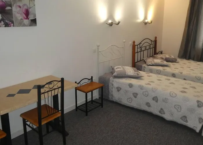 eTANIT ! Parking VélO, Etape Bicycle - 1mn a toute Connection Bus,Train et Aéroport - Calme Plein Centre de Beziers pour visiter,manger - Chambres Climatisées, Spacieuses Amenagees pour Singles, Couple, et ou Familles - Consigne et Petit Dej en plus