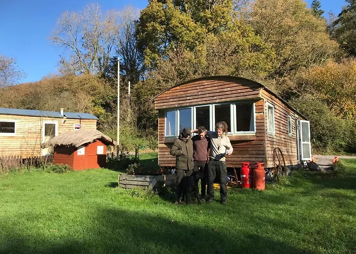 Shepherds Huts Ham Hill, 2 Double Beds, Bathroom, Lounge, Diner, Kitchen, Love Dogs & Cats Looking Out To Lake And By Ham Hill Country Park Plus Parking For Large Vehicles Available Also Great Deals On Workers Long Term This Is The Place To Relax And