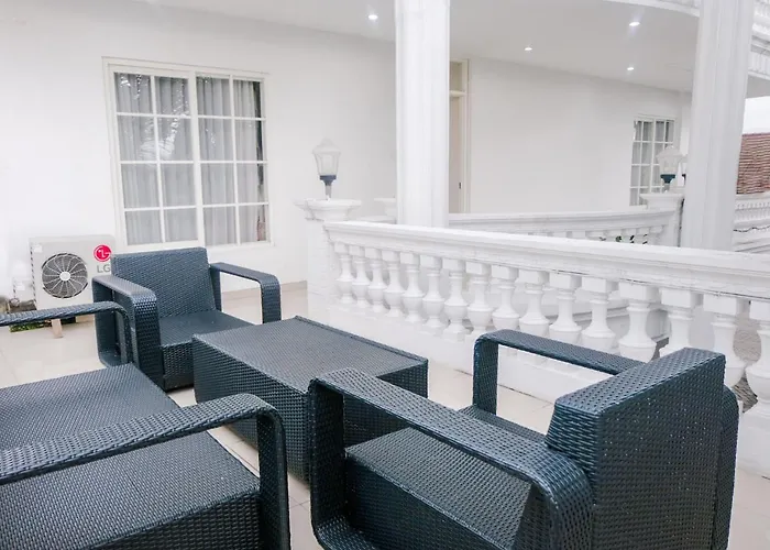Oyo 696 Hasanah Guest House Syariah De Saphire