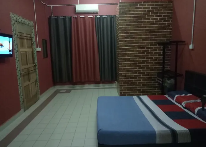 Kuala Besut Jetty Budget Hotel Ain - In Front Of Kuala Besut Jetty
