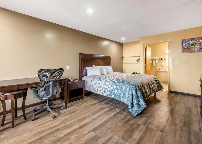 Econo Lodge Inn & Suites