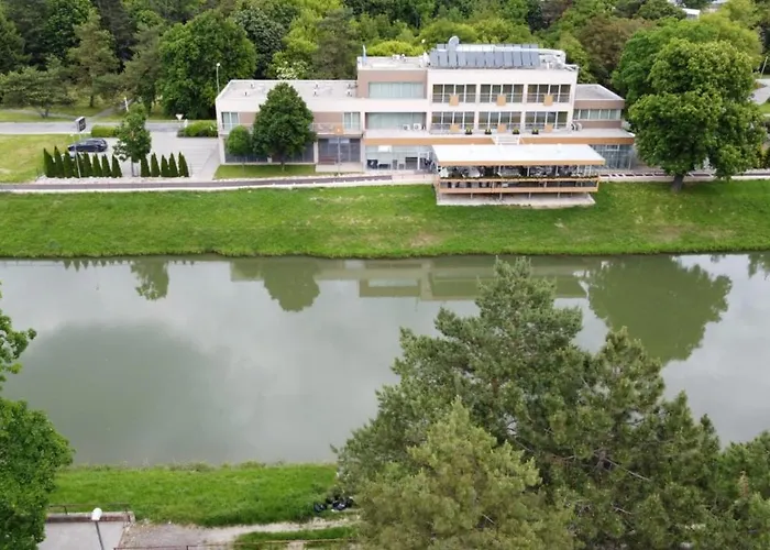 Hotel River