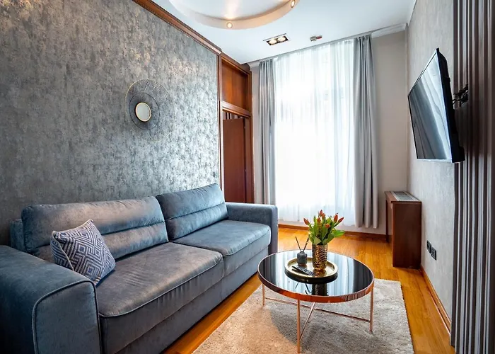 Natali Luxury Suites - Parking -Self Check-In - Pedestrian Zone