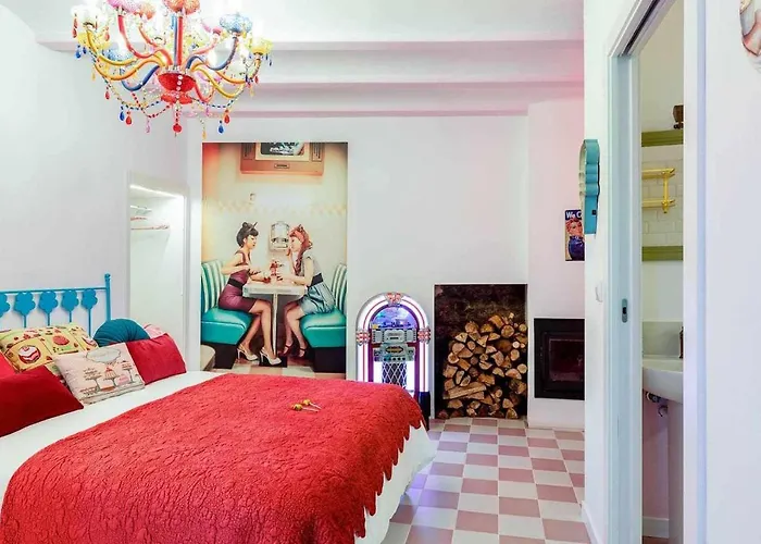 La Suite Años 50. La casa Barbie. Bañera, chimenea