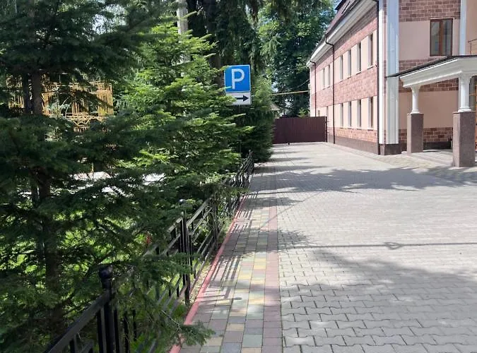 Готель Баронський Двір