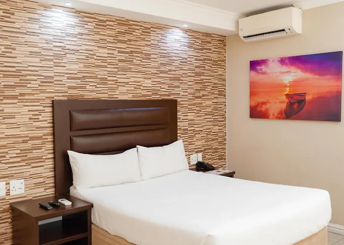 Bayside Hotel 100 Pixley Kaseme Street (West Street)
