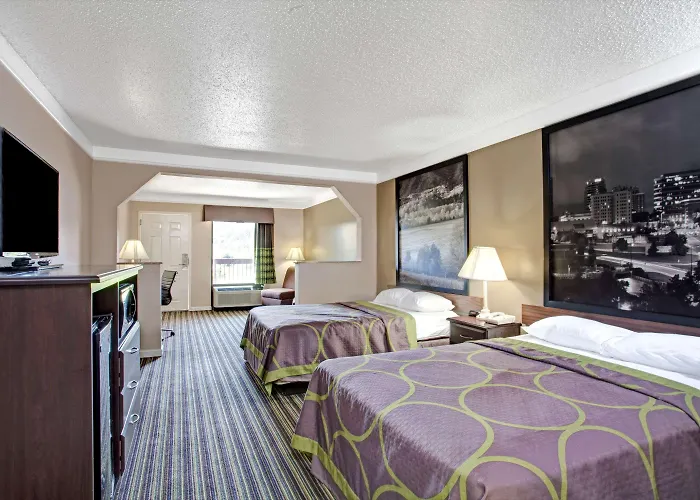 Super 8 By Wyndham Knoxville East