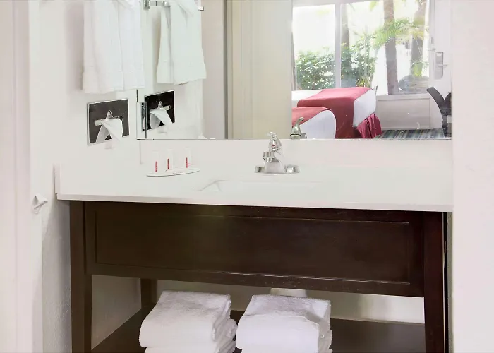 Ramada By Wyndham Fort Lauderdale Airport/Cruise Port