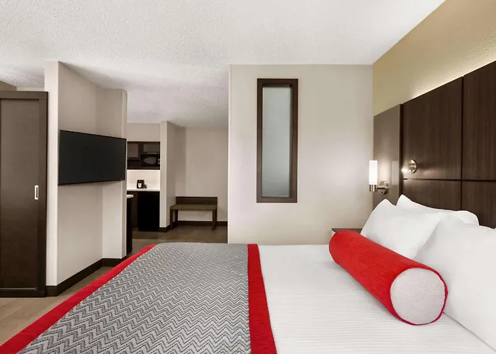 Ramada By Wyndham Suites Orlando Airport- Free Airport Shuttle