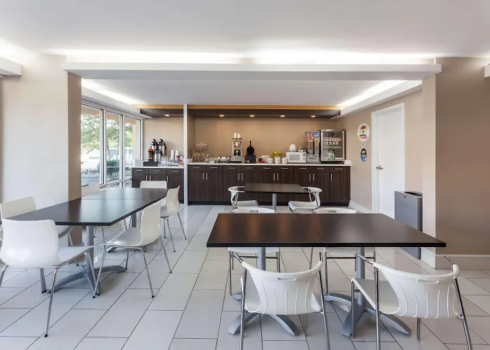 Super 8 By Wyndham Dalton/Convention Center Area