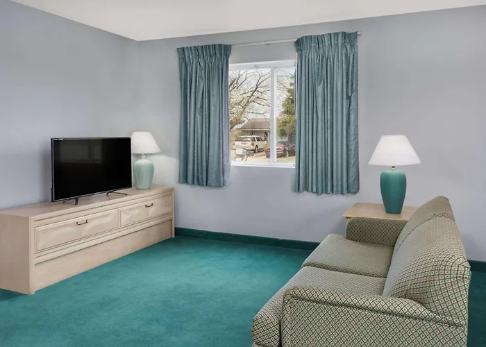 Days Inn By Wyndham Osage Beach Lake Of The Ozarks