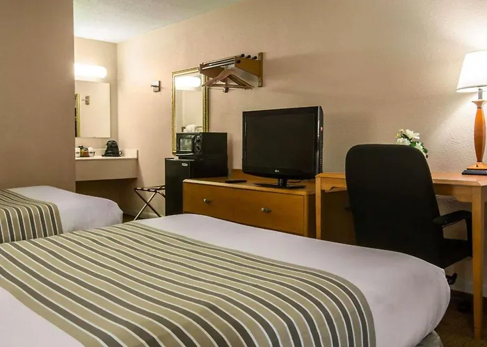 Econo Lodge Inn & Suites Columbus Near Fort Benning