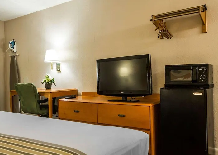 Econo Lodge Inn & Suites Columbus Near Fort Benning