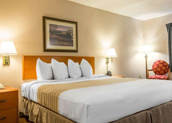 Econo Lodge Inn & Suites Columbus Near Fort Benning