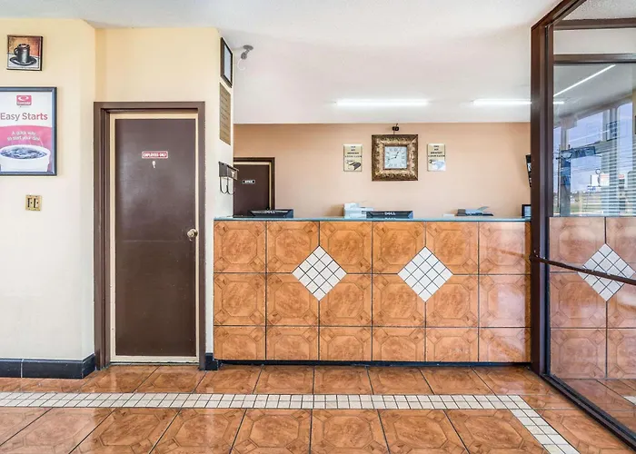 Econo Lodge Inn & Suites Macon West