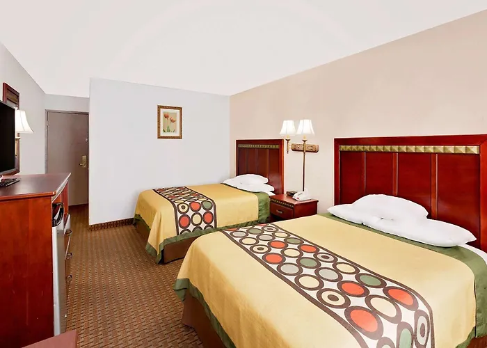Super 8 By Wyndham Plainview