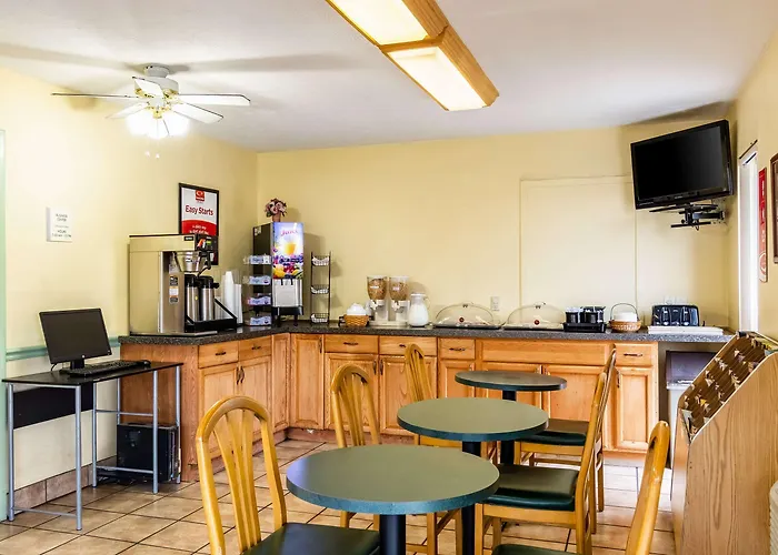 Econo Lodge East