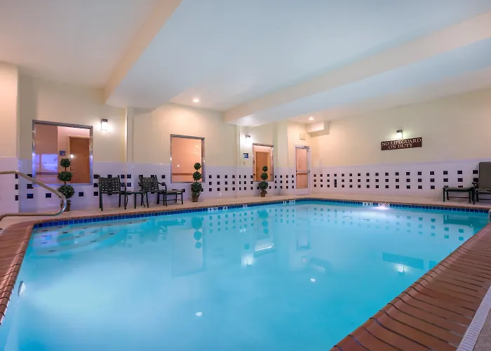 Holiday Inn Express Hotel & Suites Woodbridge By Ihg