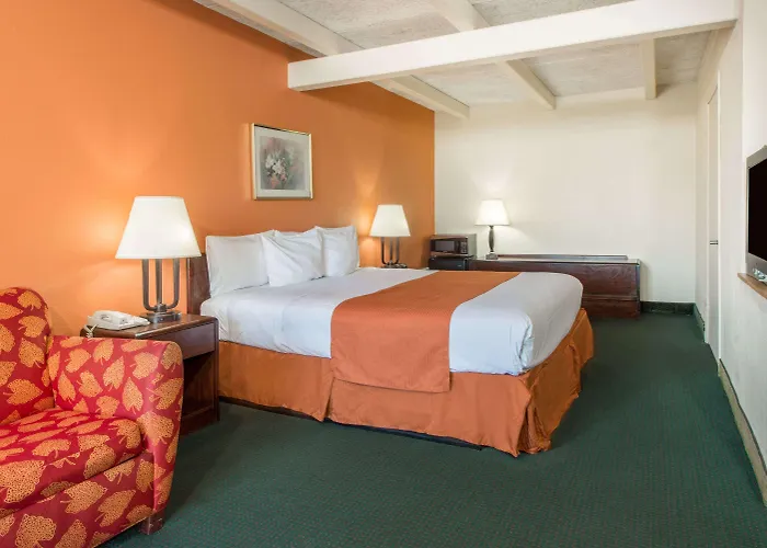 Days Inn By Wyndham St. Louis North