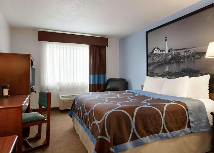 Super 8 By Wyndham Portland/Westbrook Area
