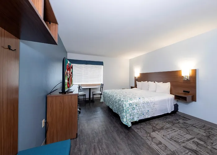 Red Roof Inn & Suites Wilmington - New Castle