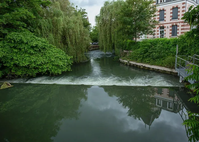 Hotel The Originals Access - Proche Centre-Ville - Gare
