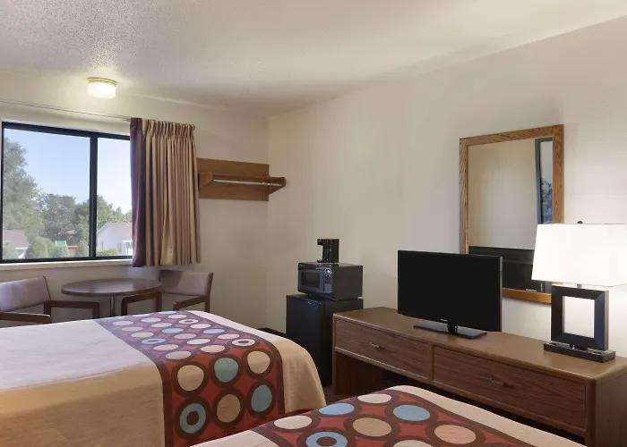 Super 8 By Wyndham Wall
