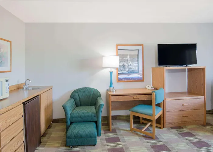 Super 8 By Wyndham Toledo