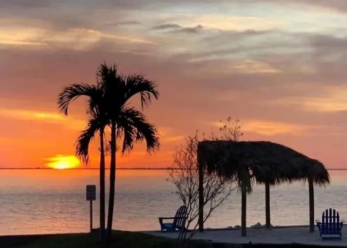 Condo Less Than 5 Min From Airport With Sunset Views