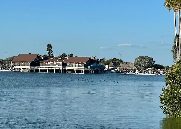 Condo Less Than 5 Min From Airport With Sunset Views