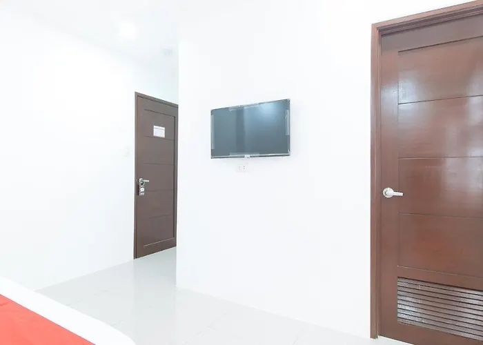 Reddoorz Plus At Dbuilders Poblacion Bgc