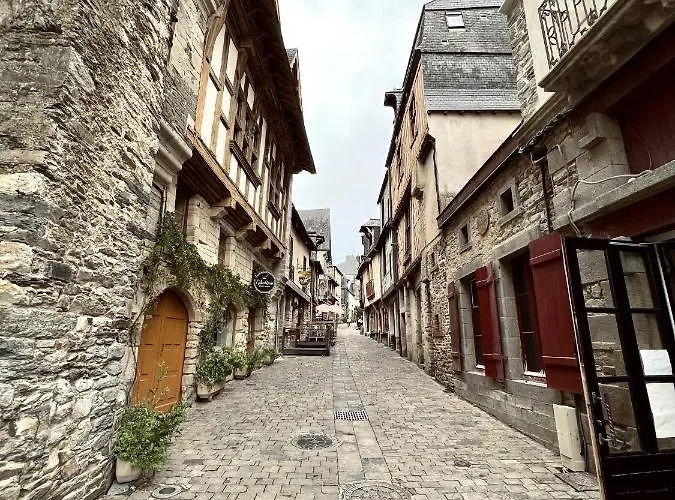 Les Suites De La Tour D'Embas